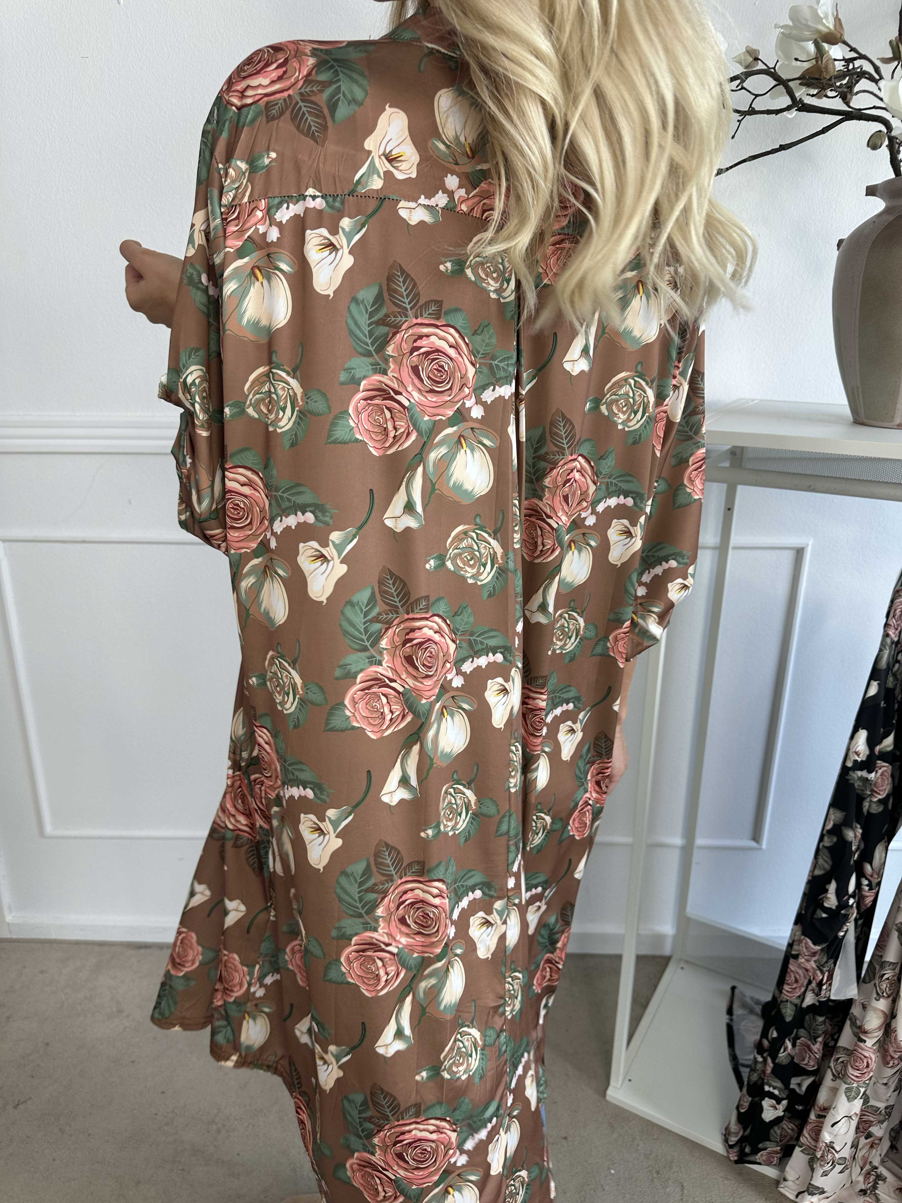 Ebba Flower Long - Söt blommig klänning i elastiskt tyg